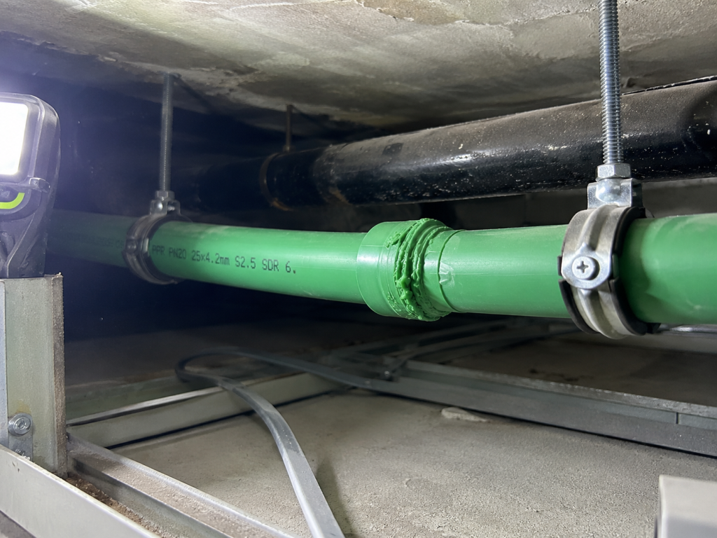 Common PPR pipe specification mistakes — poorly fused joint and an unsupported bowing pipe run